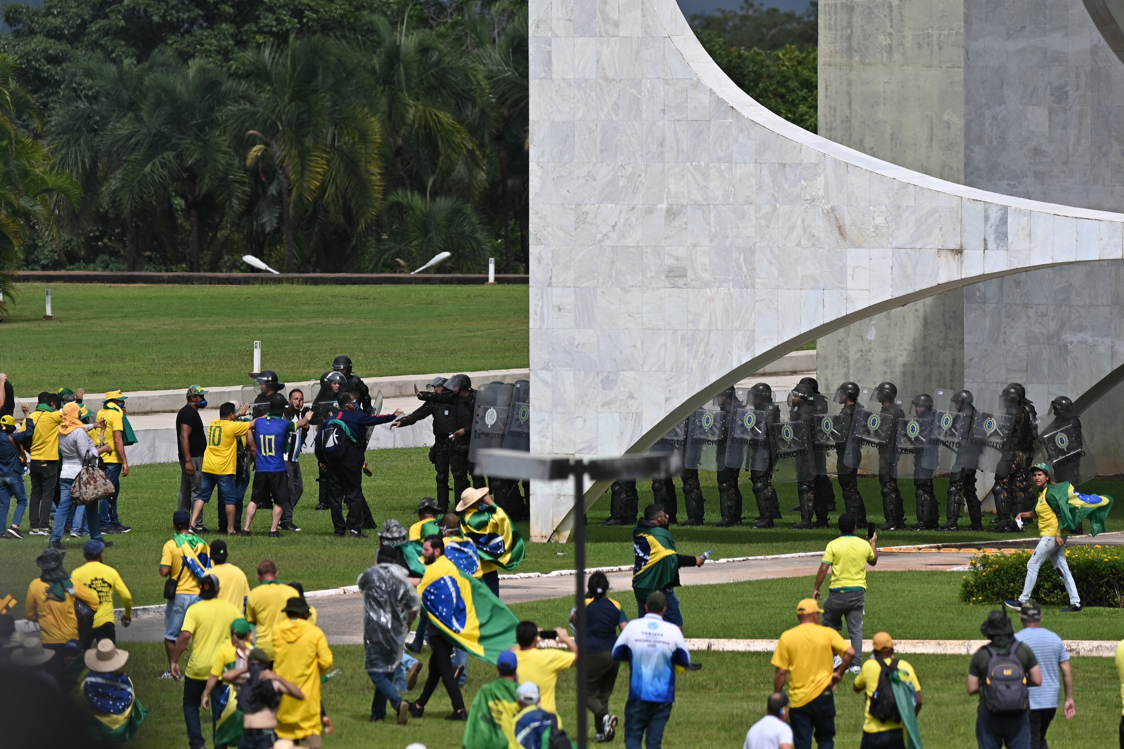 巴西版“国会山骚乱”：蓄谋已久的袭击与破灭的极右翼幻想_凤凰网