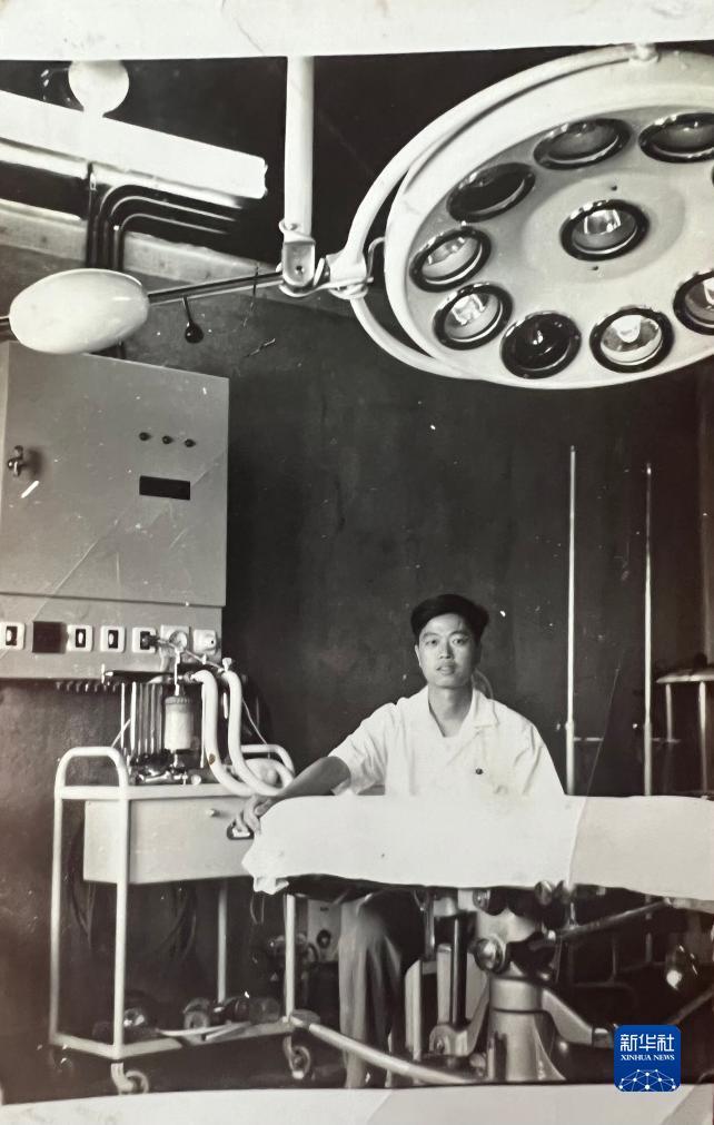 这是中国援阿医疗队医生薛进在阿尔及利亚的资料照片（1967年8月26日摄，2023年3月30日翻拍）。新华社发