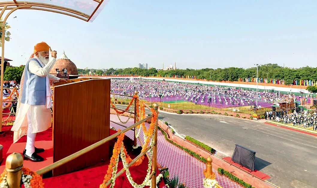 2021年8月15日，印度总理纳伦德拉·莫迪在德里举行的独立日庆祝仪式上讲话 新华社发（印度新闻局供图）