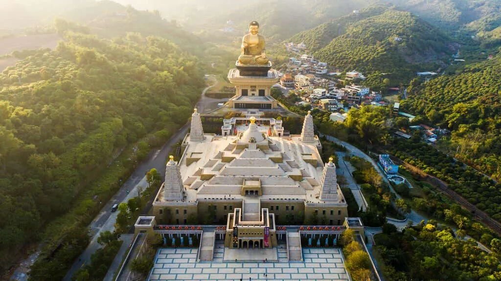 1967年,星云法师率领弟子创建了佛光山。