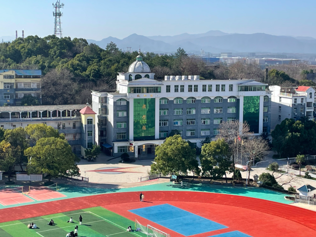 致远中学南面背靠的山林就是发现胡鑫宇遗体的金鸡山区域。澎湃新闻记者 王选辉 何沛芸 摄