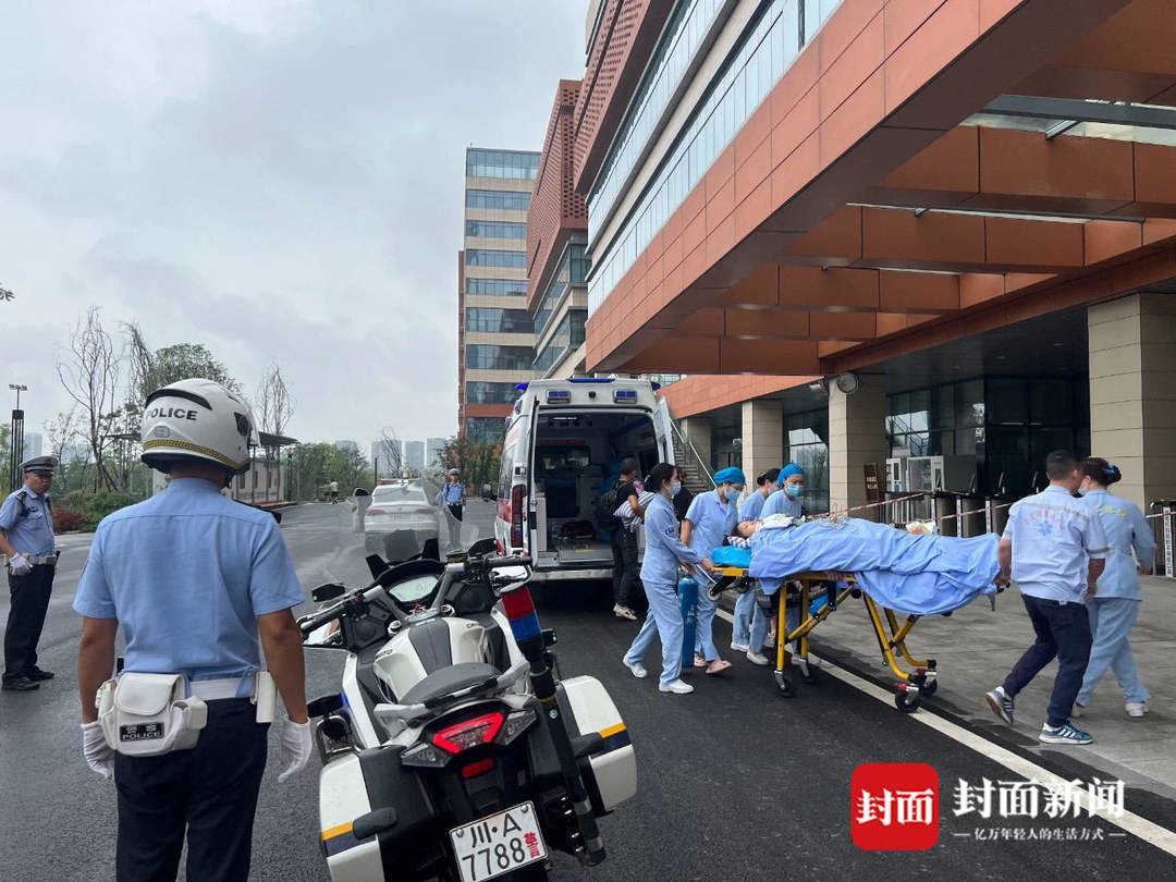 19岁女孩生命垂危 成都交警开通绿色救助通道一路护航_凤凰网