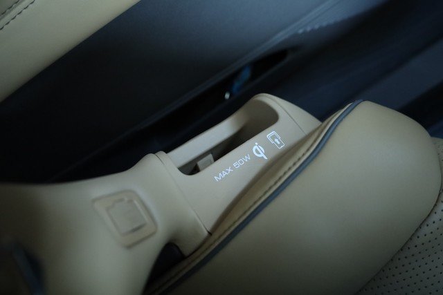 脚踢埃尔法拳打艾维亚,腾势D9 EV体验报告