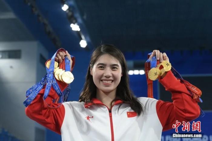 张雨霏展示金牌.安源 摄