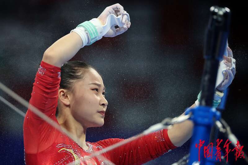 8月5日下午，四川成都，成都大运会体操女子高低杠决赛开始前，中国选手杜思雨在做准备工作。中青报·中青网记者 赵迪/摄