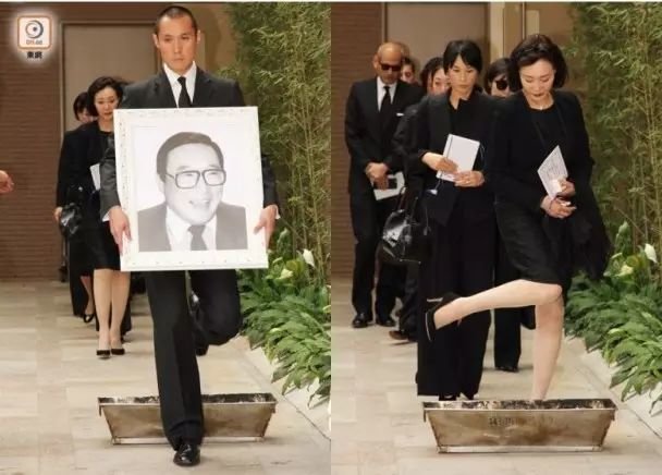 ▲儿子赵式庆双手捧着父亲遗照率众槛火盆,何俐俐姿态依然轻俏动人,她人生的另一个阶段开始了。