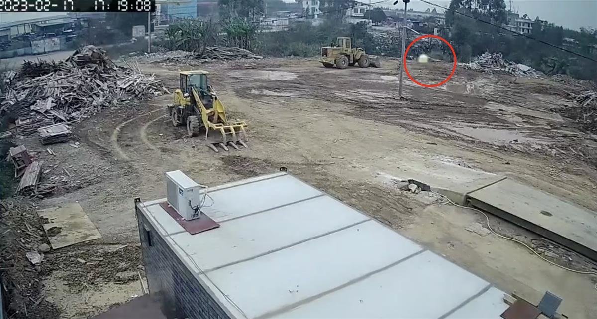 有人试图偷废弃罐不慎发生意外(图片来源:监控视频截图)