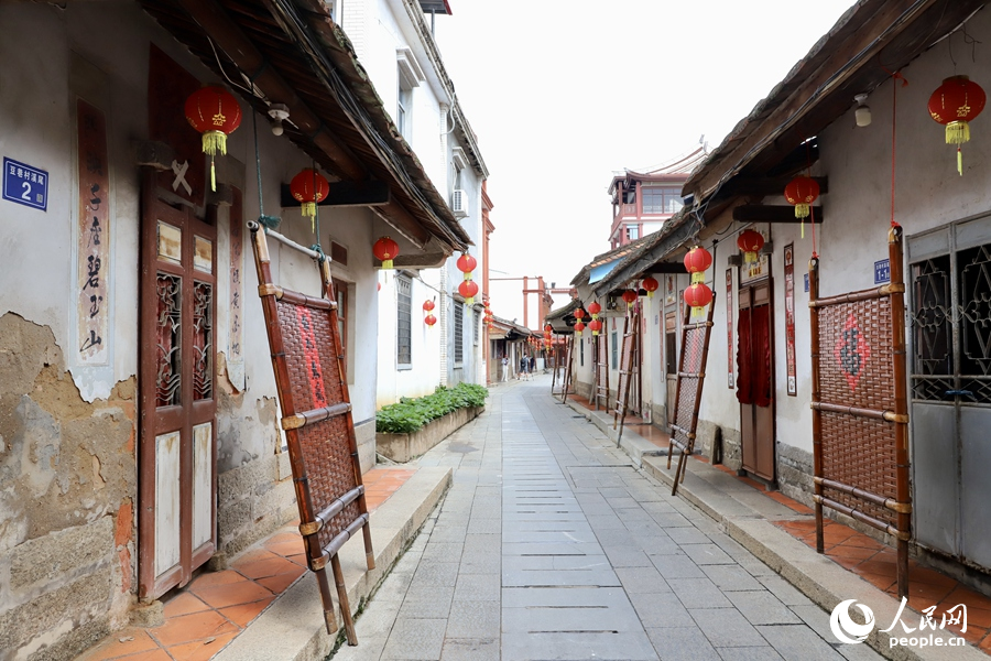在漳州市海澄镇豆巷村，村民家门口都挂着一扇与门高低一致、比门略宽的“竹格子”。人民网 谢小姿摄