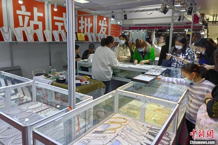 资料图:2023年3月,北京国际珠宝展上的珍珠。 左雨晴 摄