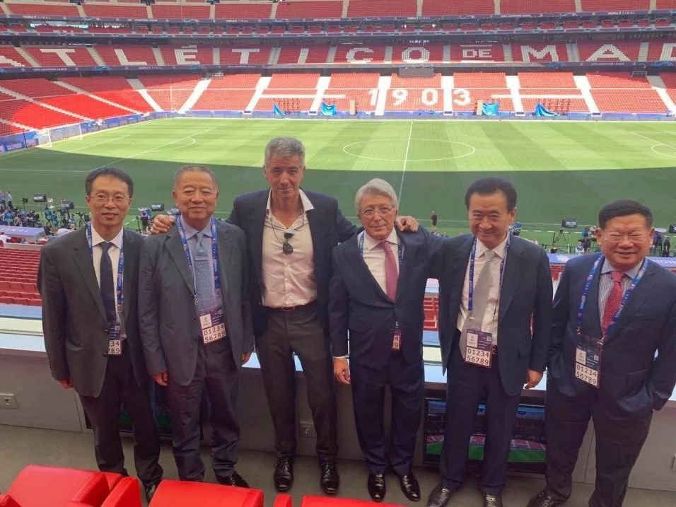 王健林(右二)与张力(右一)、胡葆森(左二)在位于西班牙的万达大都会看球。 图片来源:建业集团官网