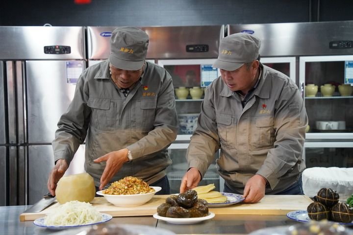 1月31日，酱菜师傅在北京六必居加工车间演示酱菜制作技艺。新华社记者 魏弘毅 摄