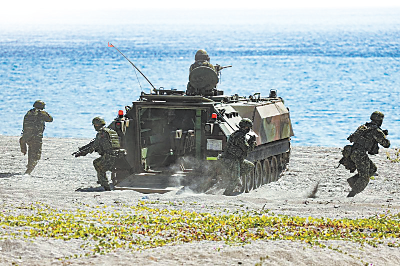 台军将于3-4月期间，在全台“红色海滩”区域，进行“反登陆”演习。图为台军在花莲北埔海滩进行演习。（ 台湾“风传媒”）