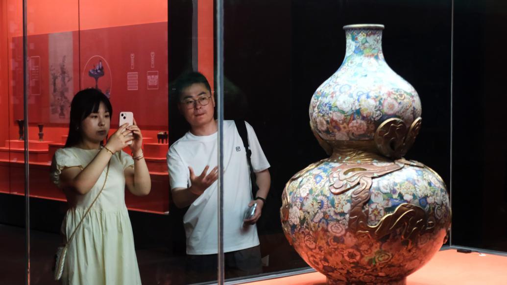2023年6月22日，沈阳博物馆，市民在参观欣赏历史文物。 视觉中国 图