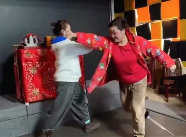 开播前演员们在排练动作