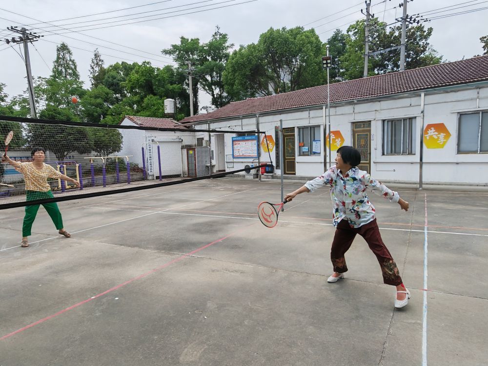 台州市天台县平桥镇山庵村的村民正在练习柔力球。