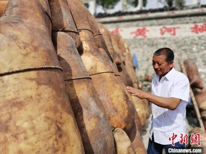 图为渡河前检查羊皮筏子。 张添福 摄