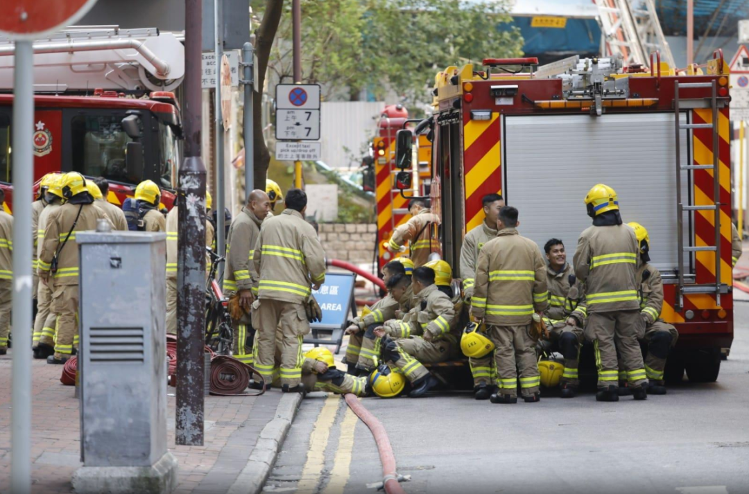 参与救火的消防员(图:am730)