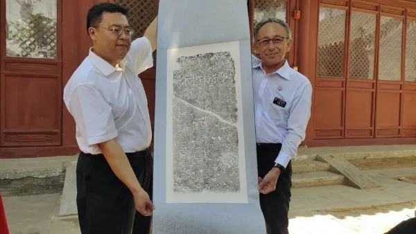 通州博物馆向玉城丹尼赠送琉球人王大业墓碑拓片，通州博物馆供图。