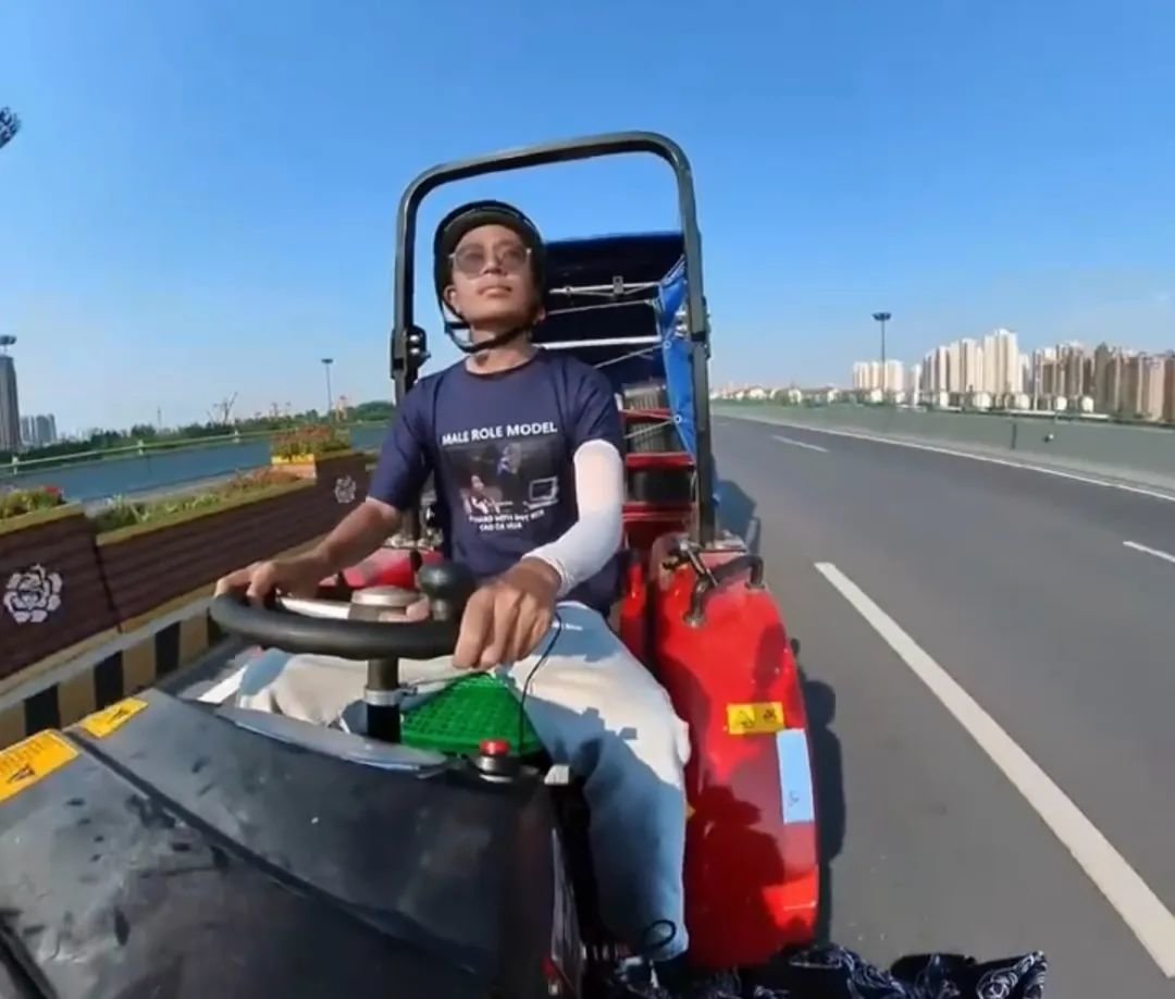 2021年,管管因开拖拉机自驾去西藏走红网络