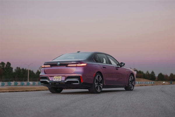 宝马最贵电动轿车!全新BMW i7 M70上市:起售价263万元