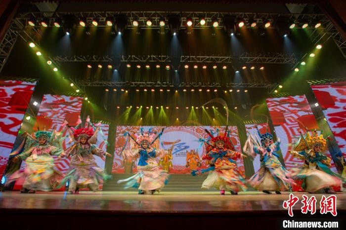 年轻的扬剧演员表演《扬帆新航》。 龚春海 摄