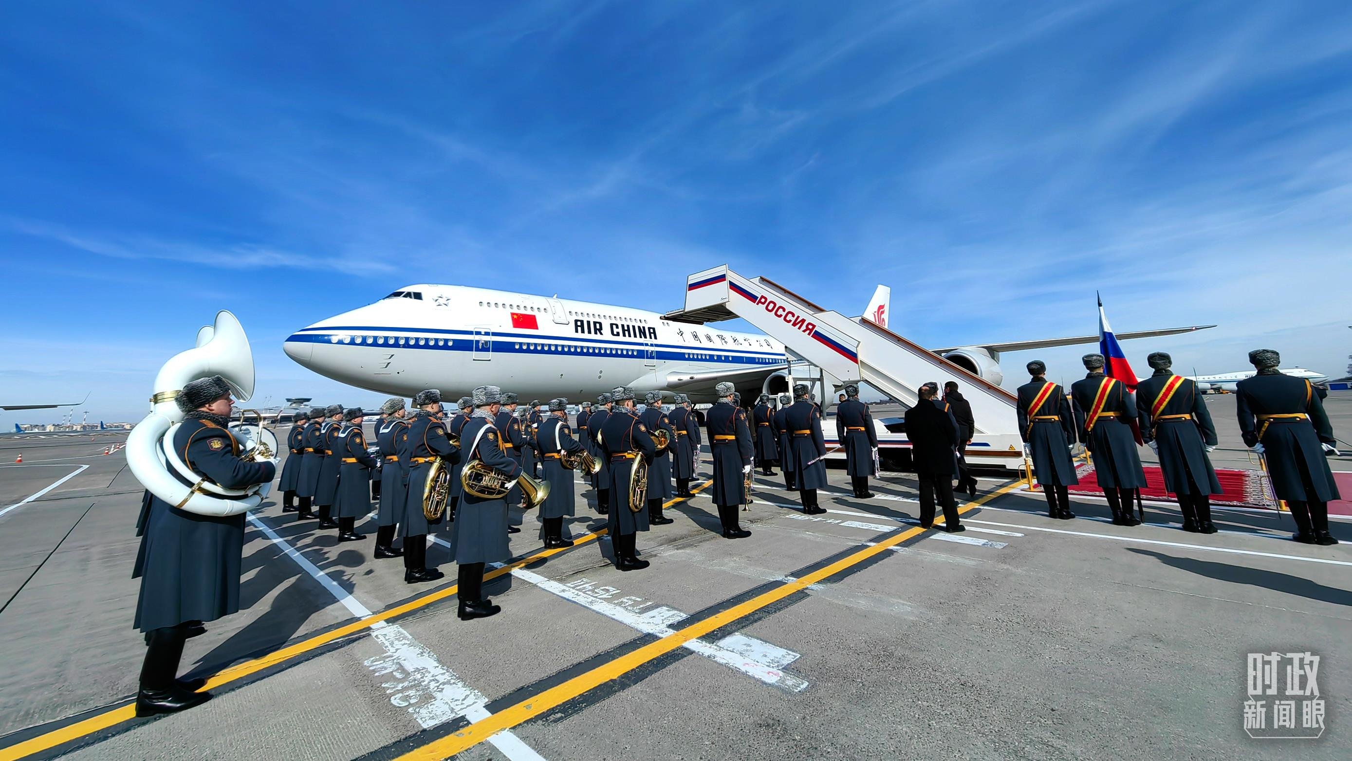 △迎宾仪式现场的军乐团。(总台央视记者张晓鹏拍摄)