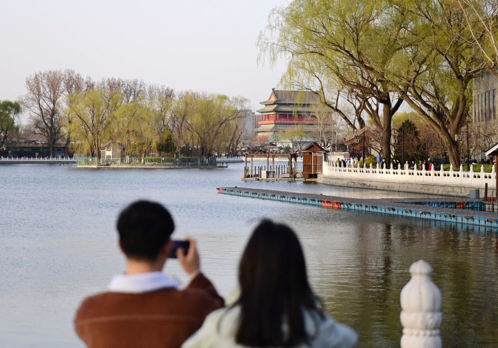 这是2023年3月12日拍摄的北京什刹海。新华社记者张晨霖摄