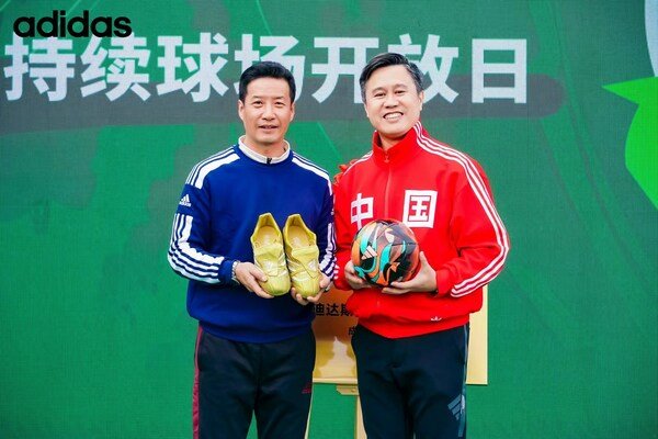 萧家乐与邹侑根现场互赠礼物