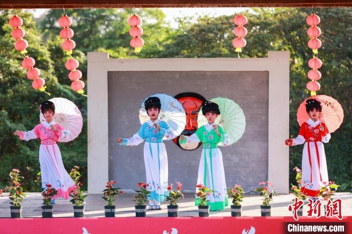 6月3日下午，“古风琼韵”折子戏专场活动举行。图为小演员进行表演。　第八届大致坡琼剧文化节组委会供图