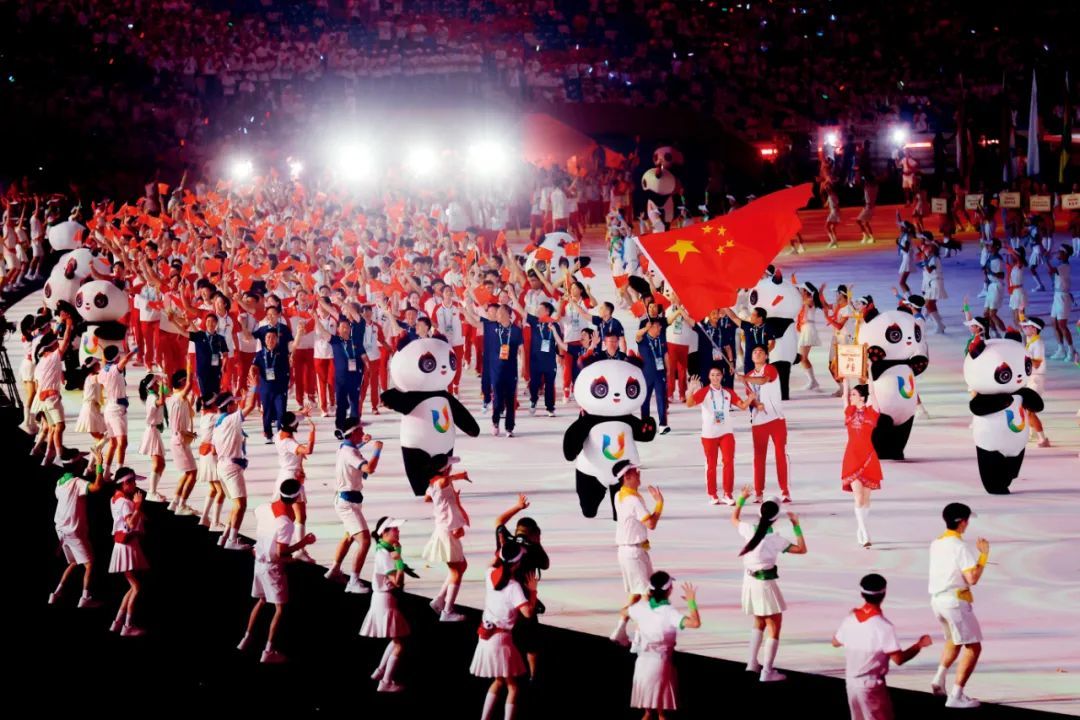 7月28日晚，第31届世界大学生夏季运动会开幕式在四川成都举行。中国大学生体育代表团入场。摄影/本刊记者 韩海丹