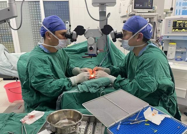 手足显微外科为受伤的孩子进行断肢再植手术