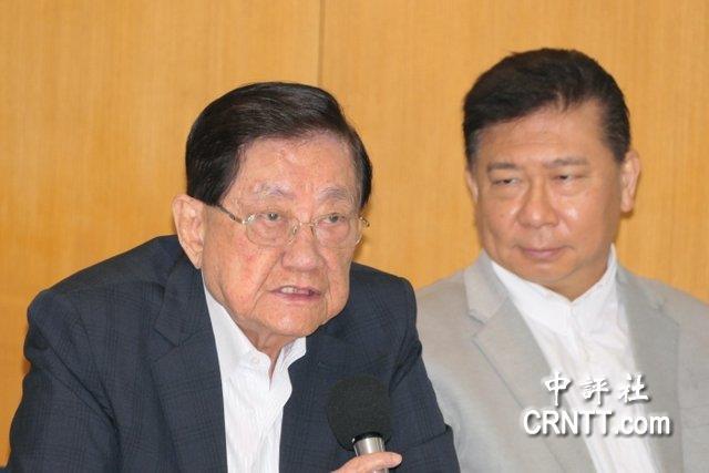 前“监察委员”叶耀鹏(左)与张显耀。(中评社 黄筱筠摄)