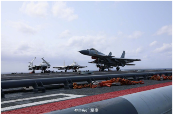 山东舰首次参加环台岛战备警巡和“联合利剑”演习现场图片。图自@央广军事