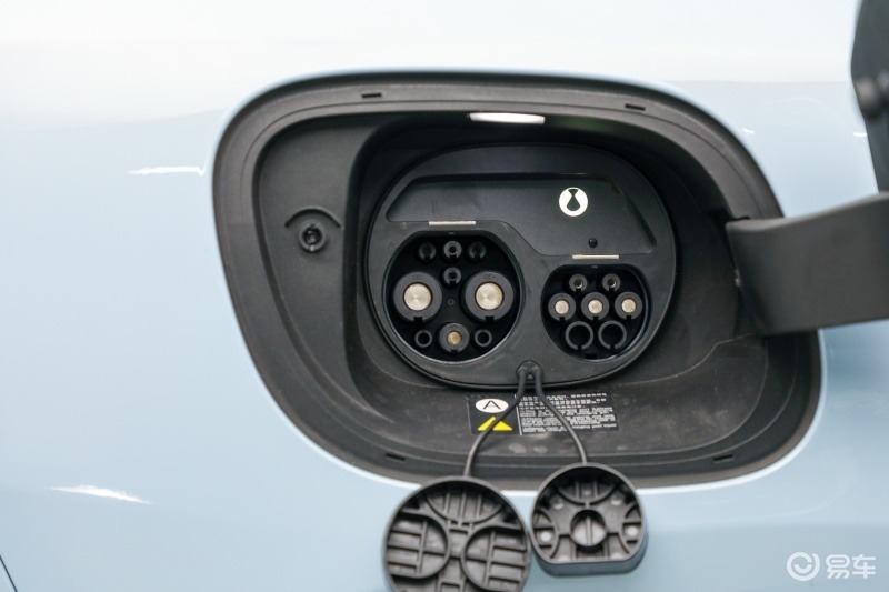 补能方面,腾势n7在使用单充电枪时可以做到150kw的峰值充电功率;而在