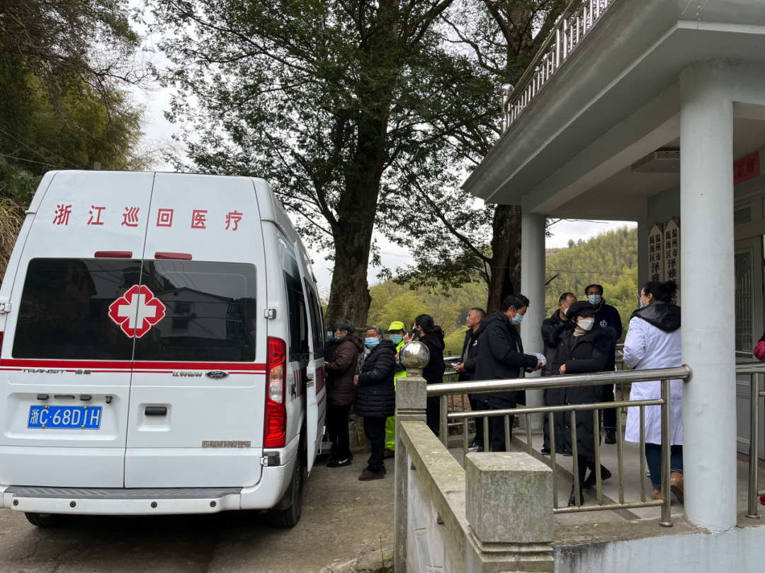 瓯海区泽雅镇巡回医疗车开进金源村,村民们排起长队。