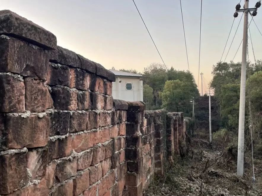 ▲粮仓外部的围墙。图片来源/澎湃新闻