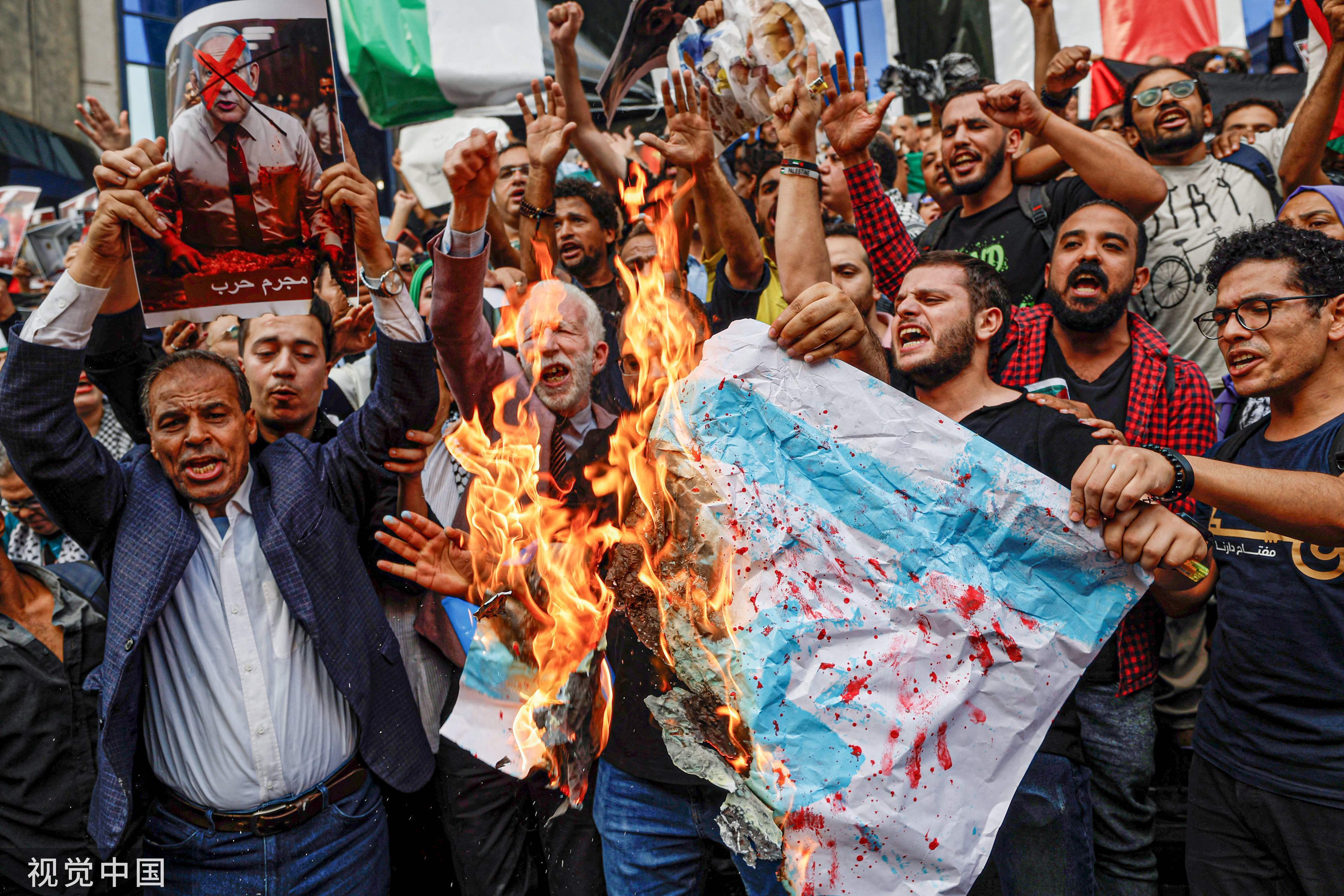 埃及开罗民众在街头参加示威活动，焚烧以色列国旗。图源：视觉中国