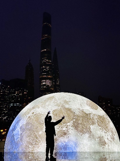 外滩露台升起“超级月亮”，吸引许多市民游客前来参观。 本文图片均为 受访者 供图