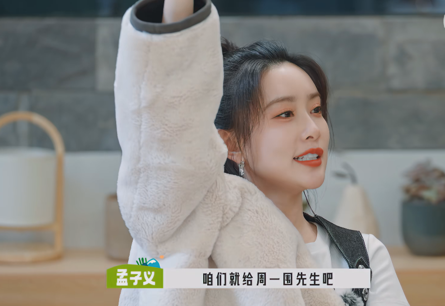 一句话都不说？以为她被孤立了…