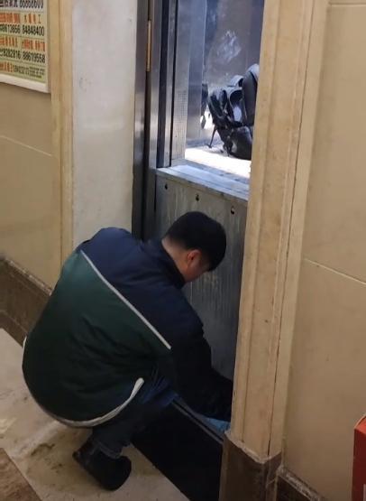 12月，另外一部电梯也错误了，维保东讲想主员停言了培建。保险业主借没有错运用电梯下卑楼。读者供图
