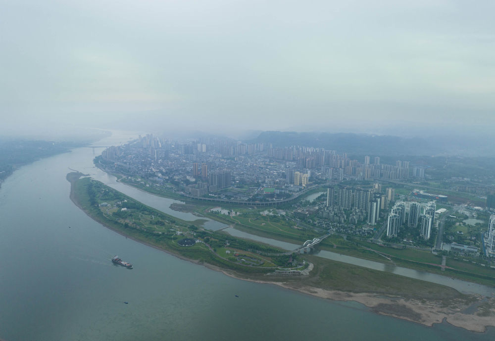 ↑长江竹岛位于长江之中，形似竹叶，与江安县城隔江相望。