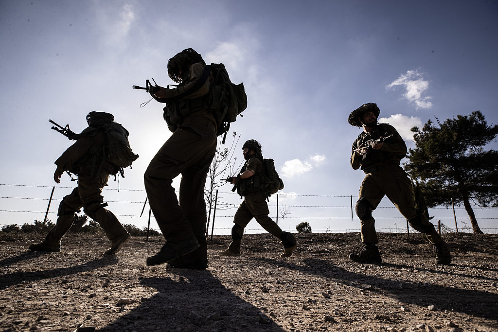 当地时间2023年10月19日，以色列士兵在加沙边境附近巡逻。