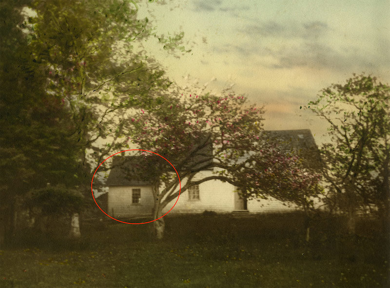 大约1900年,蒙哥马利手工着色的外婆家的小屋,红色的圈标出了厨房,即家庭邮局和蒙哥马利写作小说的地方。