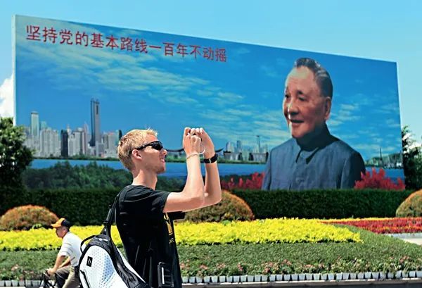▲深圳的一座巨型广告牌，上面刻着中国改革开放的总设计师邓小平的名字。（图源：中国日报）