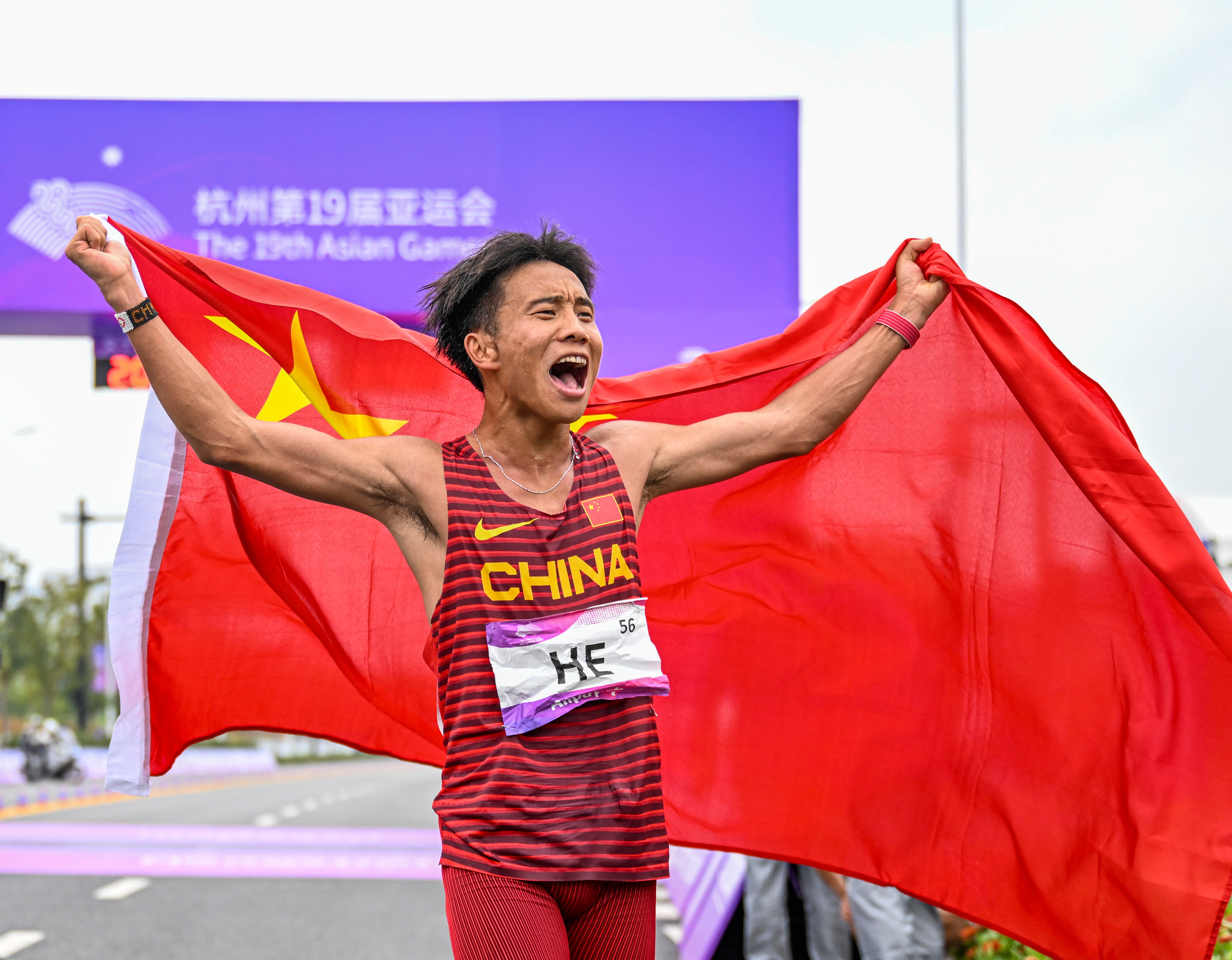 10月5日,中国选手何杰在赛后庆祝夺冠。新华社记者 孙非 摄