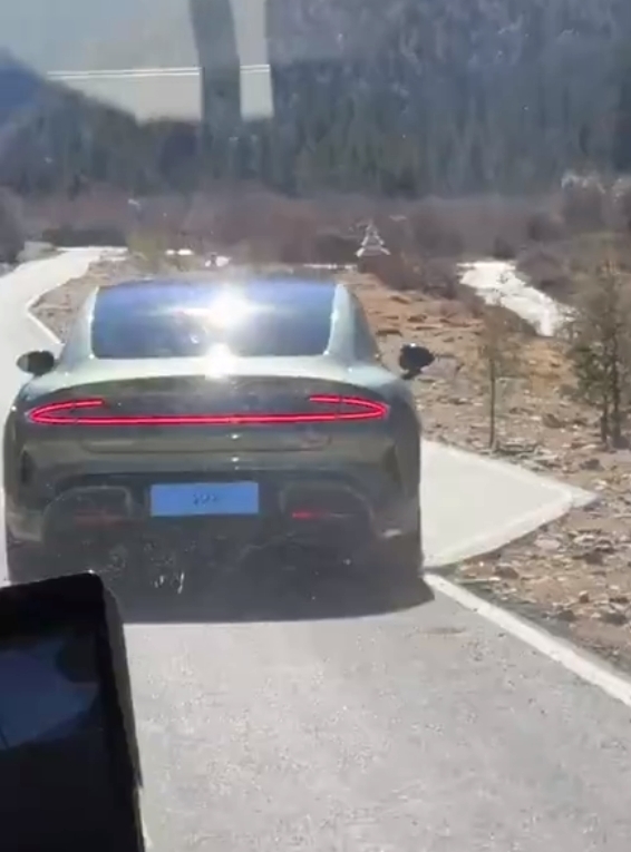 比图片中更帅!小米汽车SU7实车曝光:宽体贯穿尾灯仿若保时捷