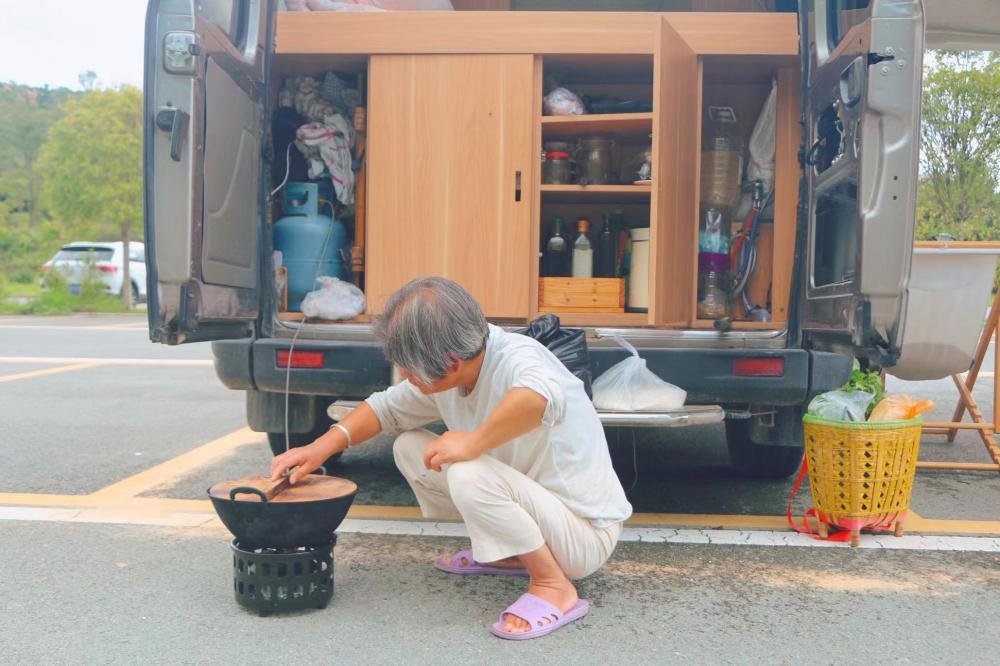 柴火炉遗失,张瀛只好用煤气做饭。朱雅文 摄