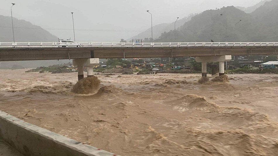 当地时间2023年7月26日,菲律宾邦都,台风“杜苏芮”经过吕宋岛北端时,邦托克奇科河沿岸水位上涨。