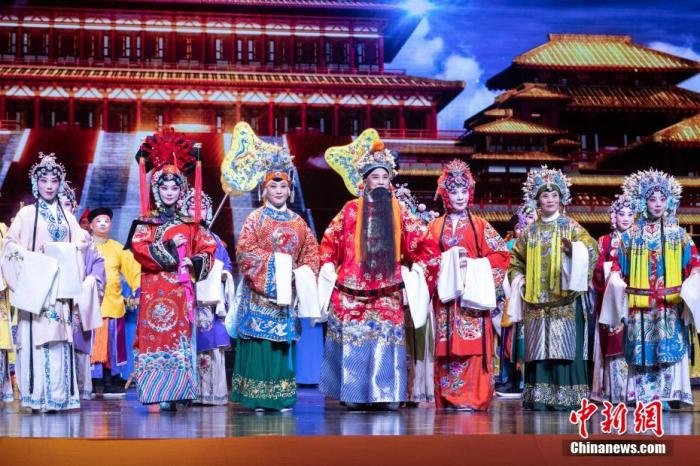 1月14日，2023年“欢乐春节”全球活动启动仪式举行，图为豫剧《春满梨园》表演现场。程航摄
