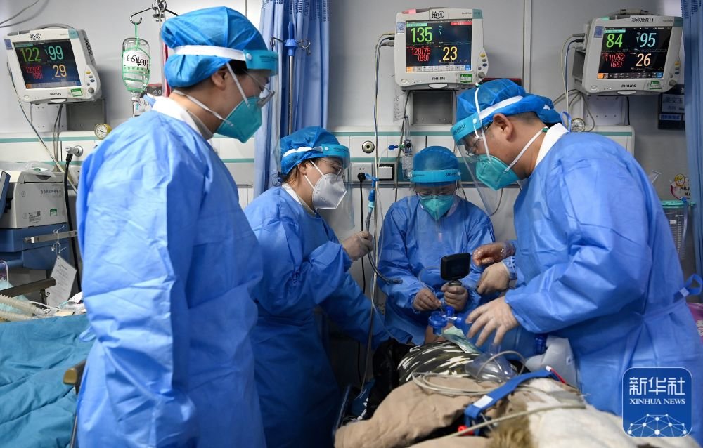 2022年12月31日，西安交通大学第一附属医院急诊科的医务人员为病人进行气管插管。